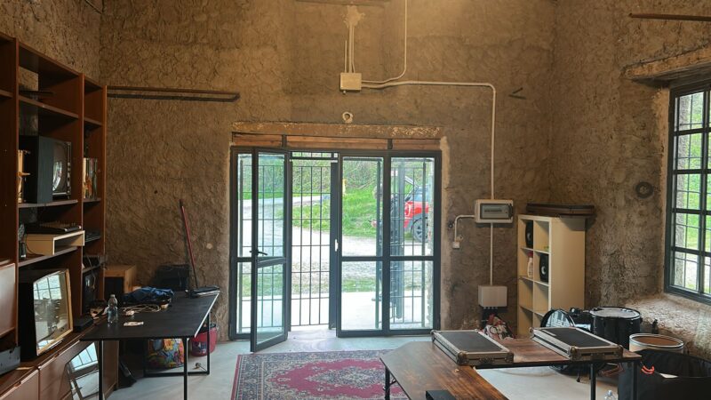 Studiocinquantadue - Sala prove attrezzata in contesto isolato e tranquillo