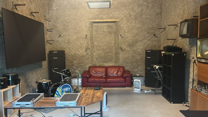 Studiocinquantadue - Sala prove attrezzata in contesto isolato e tranquillo